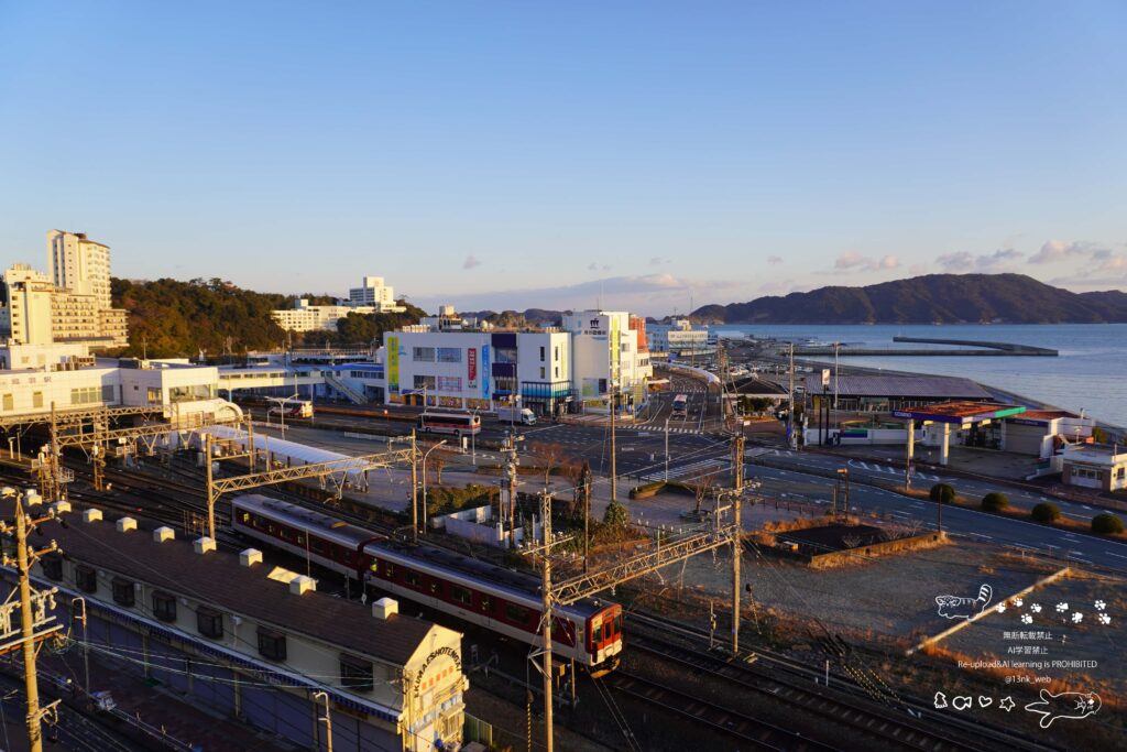 宿泊した金浦館から見えた朝の鳥羽駅周辺の景色 赤い電車と鳥羽一番街と鳥羽駅と鳥羽湾