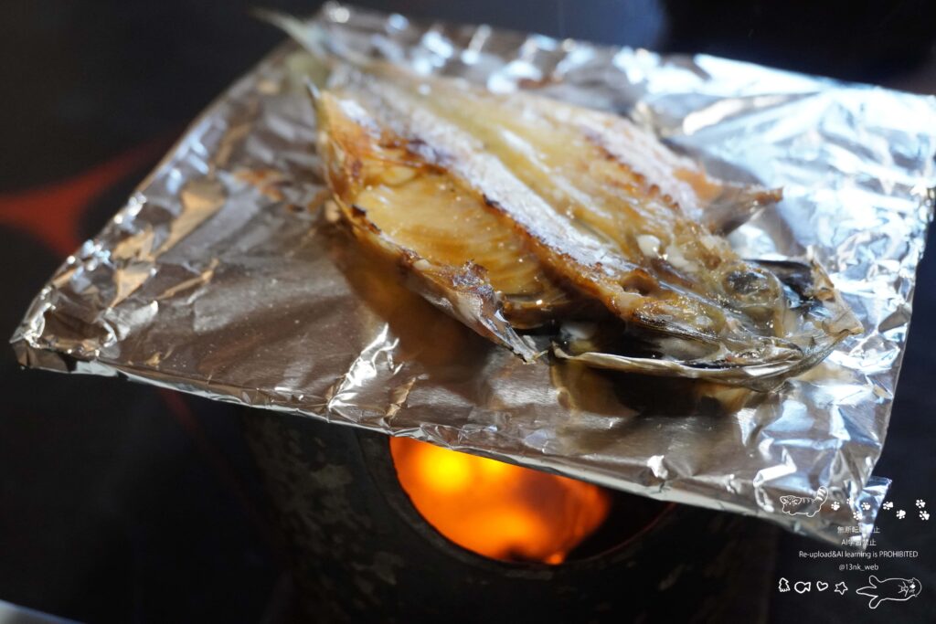 宿泊二日目の金浦館で食べた朝食 卓上コンロの上に網を乗せて焼いている魚