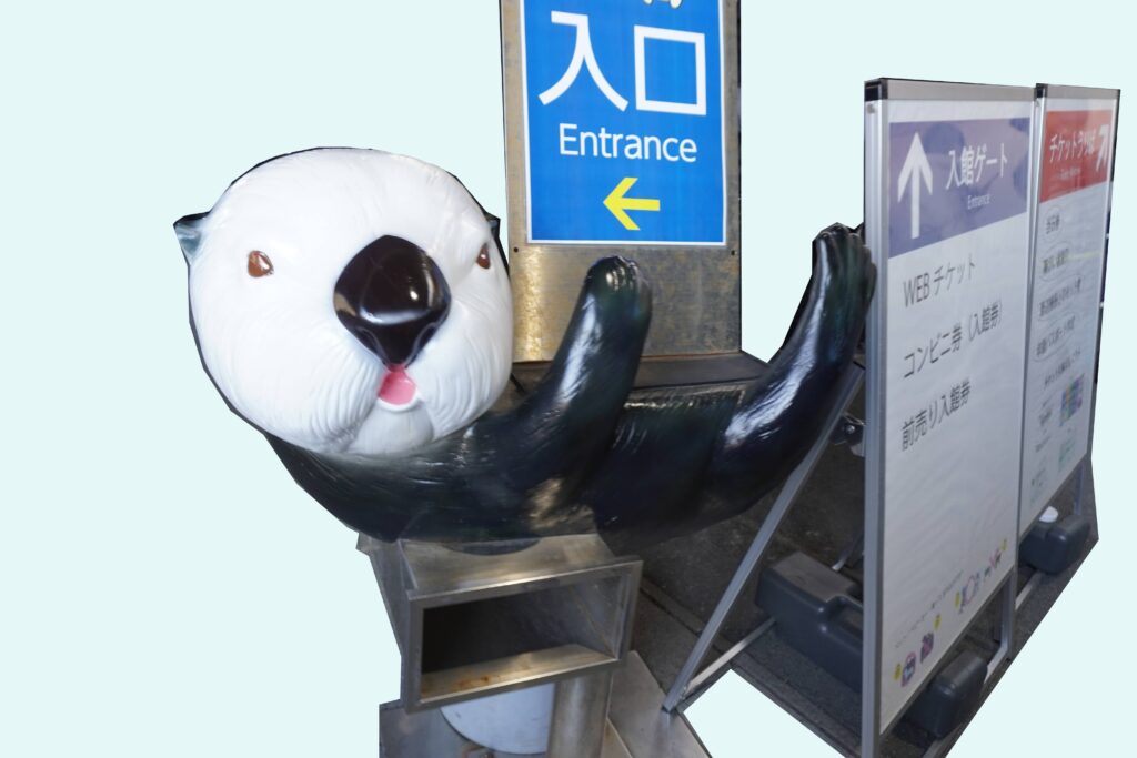 入り口の案内板を持つラッコの像 入館ゲート列に設置