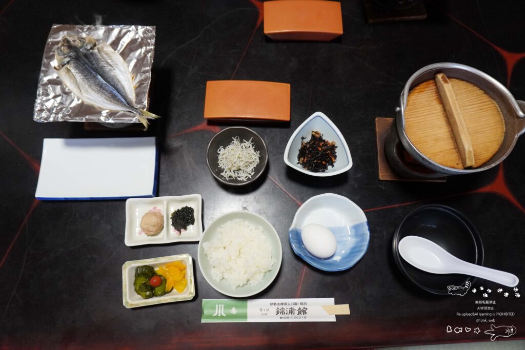 宿泊二日目の金浦館で食べた朝食 ご飯と生卵と焼き魚とひじきの煮つけとしらすと蒲鉾と海苔佃煮と漬物とわかめの味噌汁