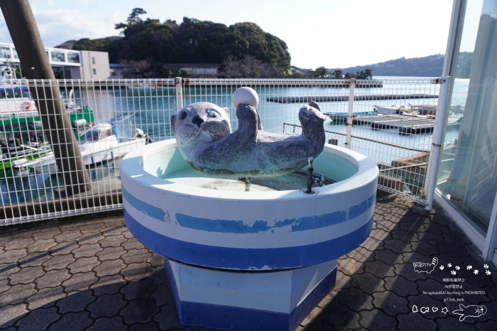 鳥羽湾沿いにある真珠のようなものを持って仰向けで泳いでいるラッコの像