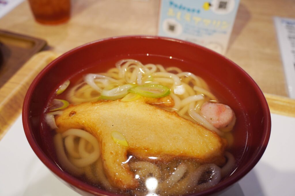 福岡のマリンワールド海の中道にあるレストランレイリーの「ペンギン天うどん」の写真