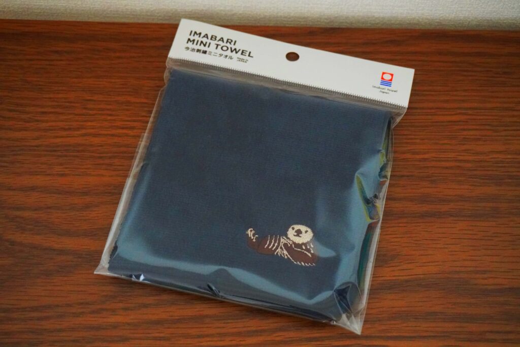 福岡のマリンワールド海の中道内にあるショップ「シーフォレスト」で販売 ラッコの刺繍入りの今治ミニタオルの写真