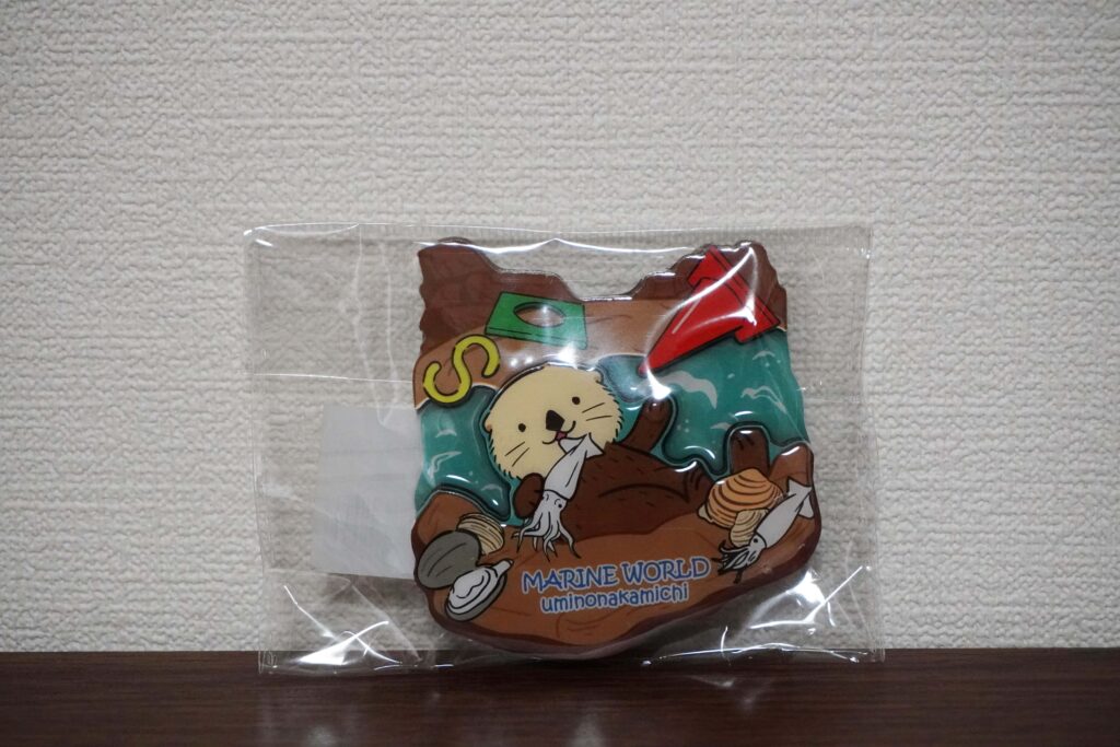 福岡のマリンワールド海の中道内にあるショップ「シーフォレスト」で販売 ラッコの木製マグネットの写真
