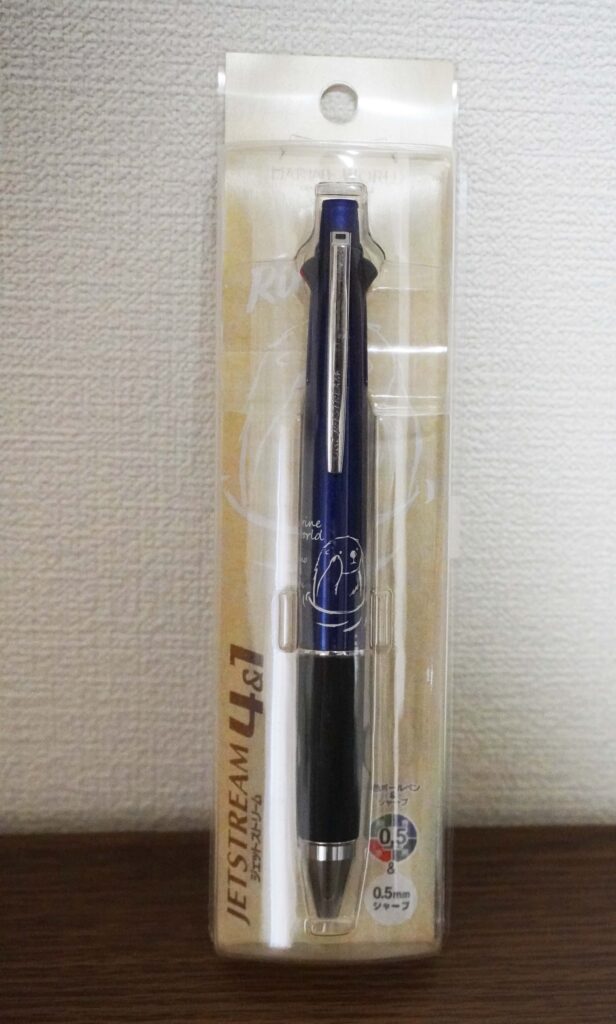 福岡のマリンワールド海の中道内にあるショップ「シーフォレスト」で販売 リロのイラストが書かれたネイビーのジェットストリーム 4&1の写真